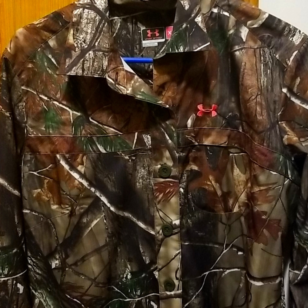 Womens hunting/camo underarmour button shit. Nwot
